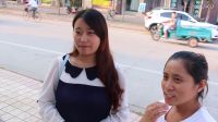 大齡剩女街頭看征婚廣告！
