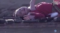 女光腳踩踏，出自少林寺傳奇3。