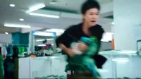 毒梟派出娃娃兵打傷緝毒特警，隊長果斷開槍擊斃！