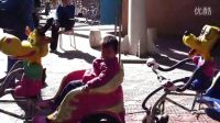 2011年10月16日小貓在公園玩小火車1